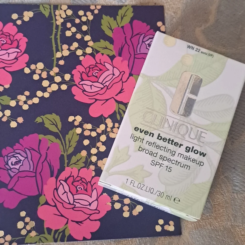 Ecru New Clinique Foundation Even Better Glow SPF 15